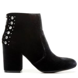 Guess black velvet Nuevo women’s booties size 6.5